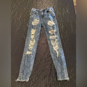 🔴 American Eagle Distressed Mom Jeans